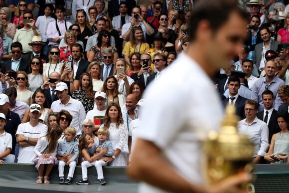 Mirka Federer avec ses quatre enfants (Charlene Riva, Myla Rose, Lenny, Leo) lors de la finale de Wimbledon opposant Roger Federer à Marin Čilić, à Londres, le 16 juillet 2017.
