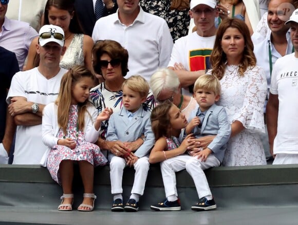 Mirka Federer avec ses quatre enfants (Charlene Riva, Myla Rose, Lenny, Leo) lors de la finale de Wimbledon opposant Roger Federer à Marin Čilić, à Londres, le 16 juillet 2017.