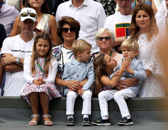 Mirka Federer avec ses quatre enfants (Charlene Riva, Myla Rose, Lenny, Leo) lors de la finale de Wimbledon opposant Roger Federer à Marin Čilić, à Londres, le 16 juillet 2017.