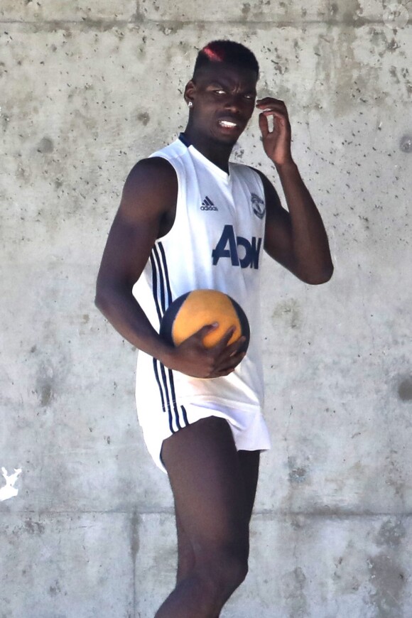 Exclusif - Paul Pogba (Manchester United) s'entraine à l'université de Californie à Los Angeles (UCLA). Sa nouvelle compagne vient lui rendre visite, le 7 juillet 2017.