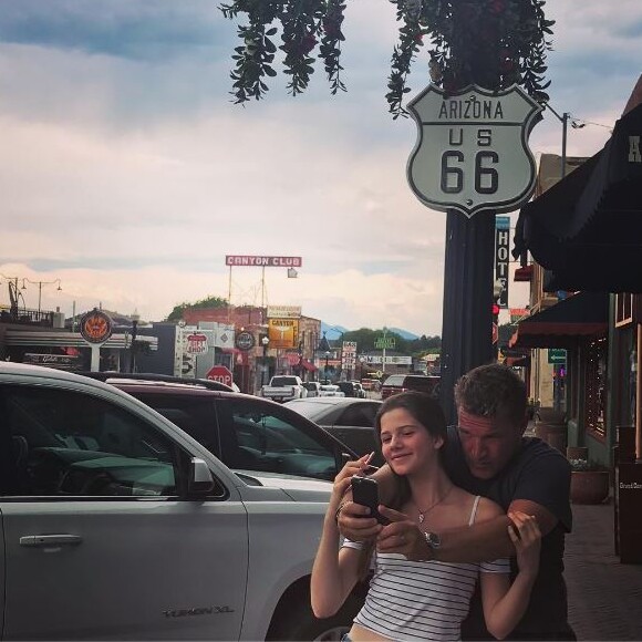 Benjamin Castaldi passe ses vacances sur la côte Ouest des Etats-Unis avec sa femme Aurore, son fils Enzo et Louise, la fille de son épouse.