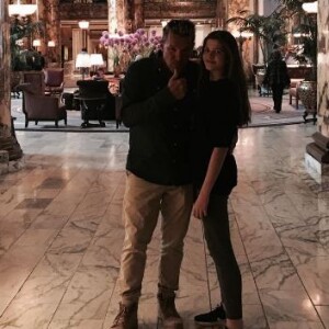 Benjamin Castaldi passe ses vacances sur la côte Ouest des Etats-Unis avec sa femme Aurore, son fils Enzo et Louise, la fille de son épouse.