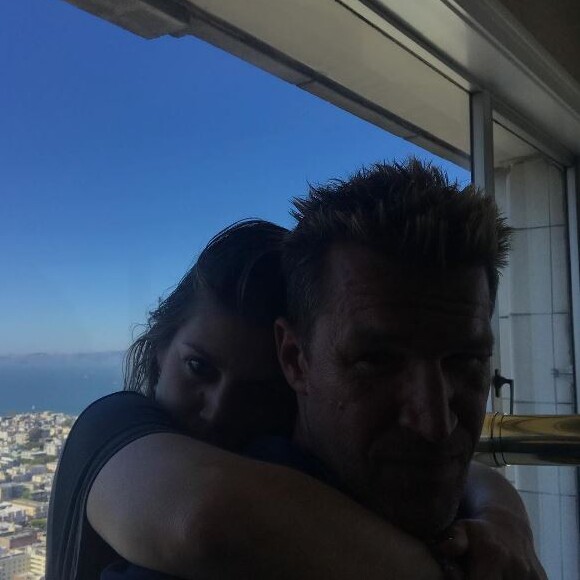 Benjamin Castaldi passe ses vacances sur la côte Ouest des Etats-Unis avec sa femme Aurore, son fils Enzo et Louise, la fille de son épouse.