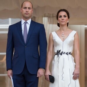 La duchesse Catherine de Cambridge, superbe dans une robe de la créatrice polonaise Gosia Baczynska, et le prince William étaient les invités d'honneur d'une réception dans l'orangerie du parc Lazienki à Varsovie le 17 juillet 2017, lors de leur visite officielle en Pologne.