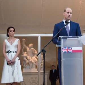 Le prince William lors de son discours glorifiant l'amitié entre le Royaume-Uni et la Pologne. La duchesse Catherine de Cambridge, superbe dans une robe de la créatrice polonaise Gosia Baczynska, et le prince William étaient les invités d'honneur d'une réception dans l'orangerie du parc Lazienki à Varsovie le 17 juillet 2017, lors de leur visite officielle en Pologne.