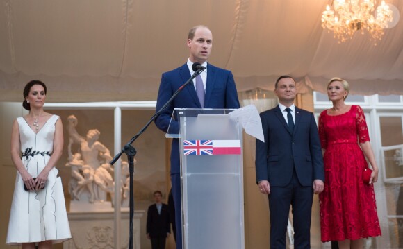 Le prince William lors de son discours glorifiant l'amitié entre le Royaume-Uni et la Pologne. La duchesse Catherine de Cambridge, superbe dans une robe de la créatrice polonaise Gosia Baczynska, et le prince William étaient les invités d'honneur d'une réception dans l'orangerie du parc Lazienki à Varsovie le 17 juillet 2017, lors de leur visite officielle en Pologne.