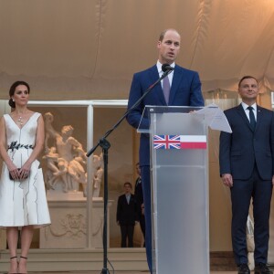 Le prince William lors de son discours glorifiant l'amitié entre le Royaume-Uni et la Pologne. La duchesse Catherine de Cambridge, superbe dans une robe de la créatrice polonaise Gosia Baczynska, et le prince William étaient les invités d'honneur d'une réception dans l'orangerie du parc Lazienki à Varsovie le 17 juillet 2017, lors de leur visite officielle en Pologne.
