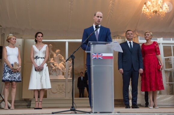 Le prince William lors de son discours glorifiant l'amitié entre le Royaume-Uni et la Pologne. La duchesse Catherine de Cambridge, superbe dans une robe de la créatrice polonaise Gosia Baczynska, et le prince William étaient les invités d'honneur d'une réception dans l'orangerie du parc Lazienki à Varsovie le 17 juillet 2017, lors de leur visite officielle en Pologne.