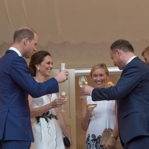 La duchesse Catherine de Cambridge, superbe dans une robe de la créatrice polonaise Gosia Baczynska, et le prince William étaient les invités d'honneur d'une réception dans l'orangerie du parc Lazienki à Varsovie le 17 juillet 2017, lors de leur visite officielle en Pologne.