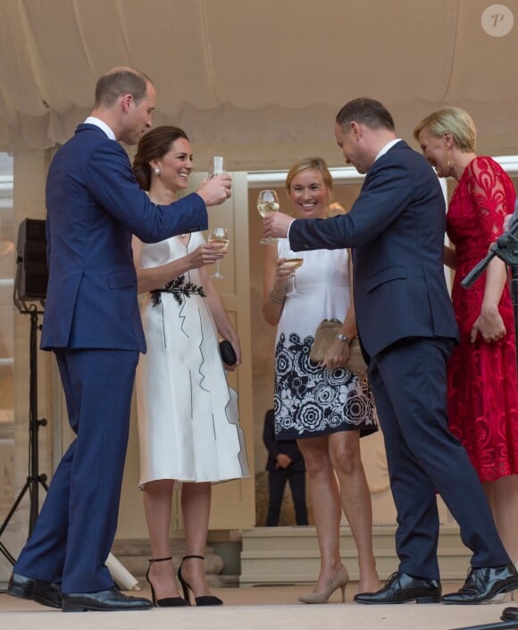 La duchesse Catherine de Cambridge, superbe dans une robe de la créatrice polonaise Gosia Baczynska, et le prince William étaient les invités d'honneur d'une réception dans l'orangerie du parc Lazienki à Varsovie le 17 juillet 2017, lors de leur visite officielle en Pologne.