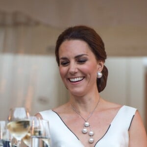 La duchesse Catherine de Cambridge, superbe dans une robe de la créatrice polonaise Gosia Baczynska, et le prince William étaient les invités d'honneur d'une réception dans l'orangerie du parc Lazienki à Varsovie le 17 juillet 2017, lors de leur visite officielle en Pologne.