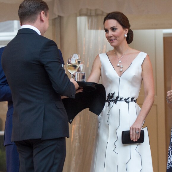 La duchesse Catherine de Cambridge, superbe dans une robe de la créatrice polonaise Gosia Baczynska, et le prince William étaient les invités d'honneur d'une réception dans l'orangerie du parc Lazienki à Varsovie le 17 juillet 2017, lors de leur visite officielle en Pologne.