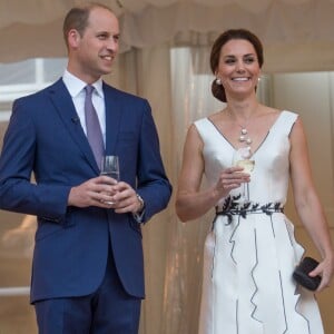 La duchesse Catherine de Cambridge, superbe dans une robe de la créatrice polonaise Gosia Baczynska, et le prince William étaient les invités d'honneur d'une réception dans l'orangerie du parc Lazienki à Varsovie le 17 juillet 2017, lors de leur visite officielle en Pologne.