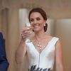 La duchesse Catherine de Cambridge, sublime dans une robe de la créatrice polonaise Gosia Baczynska, porte un toast à l'amitié britannico-polonaise. Kate et le prince William étaient les invités d'honneur d'une réception dans l'orangerie du parc Lazienki à Varsovie le 17 juillet 2017, lors de leur visite officielle en Pologne.
