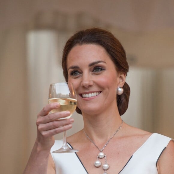 La duchesse Catherine de Cambridge, sublime dans une robe de la créatrice polonaise Gosia Baczynska, porte un toast à l'amitié britannico-polonaise. Kate et le prince William étaient les invités d'honneur d'une réception dans l'orangerie du parc Lazienki à Varsovie le 17 juillet 2017, lors de leur visite officielle en Pologne.