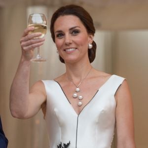 La duchesse Catherine de Cambridge, sublime dans une robe de la créatrice polonaise Gosia Baczynska, porte un toast à l'amitié britannico-polonaise. Kate et le prince William étaient les invités d'honneur d'une réception dans l'orangerie du parc Lazienki à Varsovie le 17 juillet 2017, lors de leur visite officielle en Pologne.