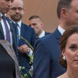 La duchesse Catherine de Cambridge, sublime dans une robe de la créatrice polonaise Gosia Baczynska, et le prince William étaient les invités d'honneur d'une réception dans l'orangerie du parc Lazienki à Varsovie le 17 juillet 2017, lors de leur visite officielle en Pologne.