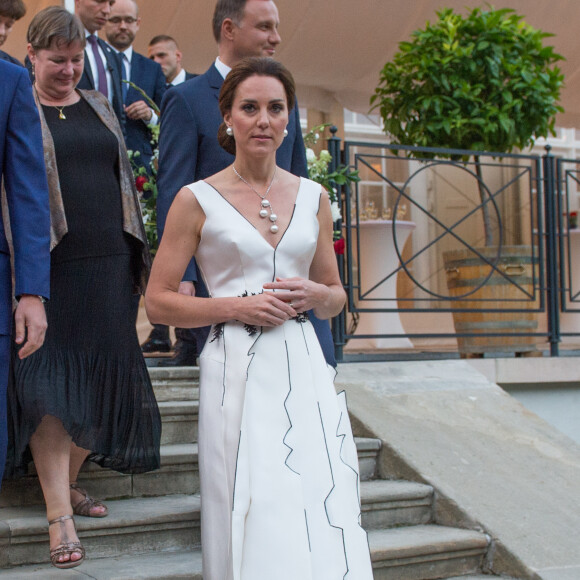 La duchesse Catherine de Cambridge, sublime dans une robe de la créatrice polonaise Gosia Baczynska, et le prince William étaient les invités d'honneur d'une réception dans l'orangerie du parc Lazienki à Varsovie le 17 juillet 2017, lors de leur visite officielle en Pologne.