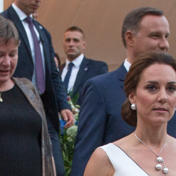 La duchesse Catherine de Cambridge, sublime dans une robe de la créatrice polonaise Gosia Baczynska, et le prince William étaient les invités d'honneur d'une réception dans l'orangerie du parc Lazienki à Varsovie le 17 juillet 2017, lors de leur visite officielle en Pologne.