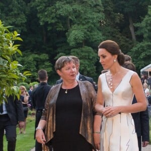 La duchesse Catherine de Cambridge, sublime dans une robe de la créatrice polonaise Gosia Baczynska, et le prince William étaient les invités d'honneur d'une réception dans l'orangerie du parc Lazienki à Varsovie le 17 juillet 2017, lors de leur visite officielle en Pologne.