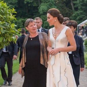 La duchesse Catherine de Cambridge, sublime dans une robe de la créatrice polonaise Gosia Baczynska, et le prince William étaient les invités d'honneur d'une réception dans l'orangerie du parc Lazienki à Varsovie le 17 juillet 2017, lors de leur visite officielle en Pologne.