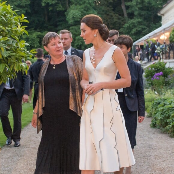 La duchesse Catherine de Cambridge, sublime dans une robe de la créatrice polonaise Gosia Baczynska, et le prince William étaient les invités d'honneur d'une réception dans l'orangerie du parc Lazienki à Varsovie le 17 juillet 2017, lors de leur visite officielle en Pologne.