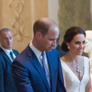 La duchesse Catherine de Cambridge, superbe dans une robe de la créatrice polonaise Gosia Baczynska, et le prince William étaient les invités d'honneur d'une réception dans l'orangerie du parc Lazienki à Varsovie le 17 juillet 2017, lors de leur visite officielle en Pologne.