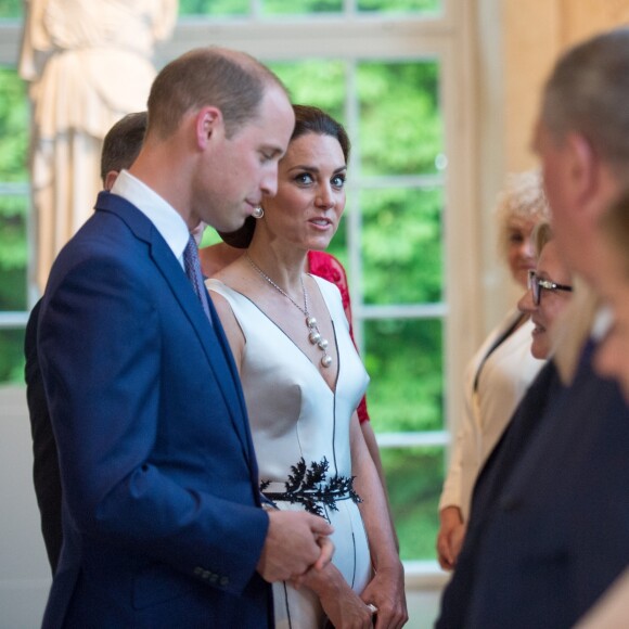 La duchesse Catherine de Cambridge, superbe dans une robe de la créatrice polonaise Gosia Baczynska, et le prince William étaient les invités d'honneur d'une réception dans l'orangerie du parc Lazienki à Varsovie le 17 juillet 2017, lors de leur visite officielle en Pologne.