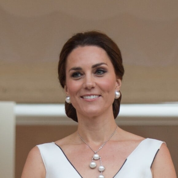 La duchesse Catherine de Cambridge, sublime dans une robe de la créatrice polonaise Gosia Baczynska, et le prince William étaient les invités d'honneur d'une réception dans l'orangerie du parc Lazienki à Varsovie le 17 juillet 2017, lors de leur visite officielle en Pologne.