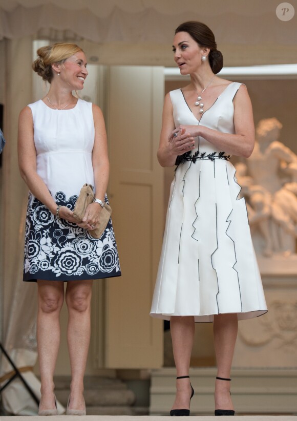 La duchesse Catherine de Cambridge, sublime dans une robe de la créatrice polonaise Gosia Baczynska, et le prince William étaient les invités d'honneur d'une réception dans l'orangerie du parc Lazienki à Varsovie le 17 juillet 2017, lors de leur visite officielle en Pologne.