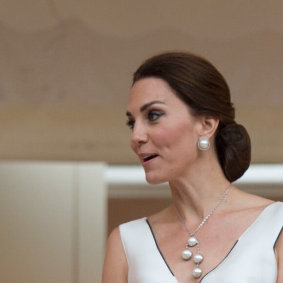 La duchesse Catherine de Cambridge, sublime dans une robe de la créatrice polonaise Gosia Baczynska, et le prince William étaient les invités d'honneur d'une réception dans l'orangerie du parc Lazienki à Varsovie le 17 juillet 2017, lors de leur visite officielle en Pologne.