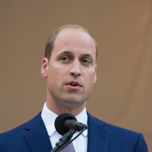 Le prince William lors de son discours glorifiant l'amitié entre le Royaume-Uni et la Pologne. La duchesse Catherine de Cambridge, superbe dans une robe de la créatrice polonaise Gosia Baczynska, et le prince William étaient les invités d'honneur d'une réception dans l'orangerie du parc Lazienki à Varsovie le 17 juillet 2017, lors de leur visite officielle en Pologne.