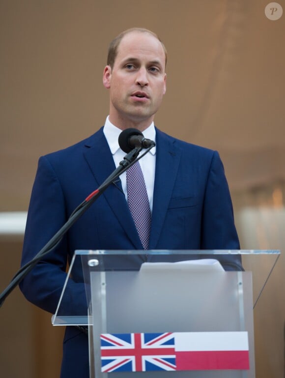 Le prince William lors de son discours glorifiant l'amitié entre le Royaume-Uni et la Pologne. La duchesse Catherine de Cambridge, superbe dans une robe de la créatrice polonaise Gosia Baczynska, et le prince William étaient les invités d'honneur d'une réception dans l'orangerie du parc Lazienki à Varsovie le 17 juillet 2017, lors de leur visite officielle en Pologne.