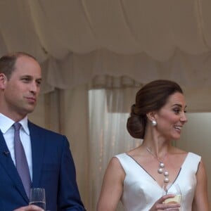 La duchesse Catherine de Cambridge, superbe dans une robe de la créatrice polonaise Gosia Baczynska, et le prince William étaient les invités d'honneur d'une réception dans l'orangerie du parc Lazienki à Varsovie le 17 juillet 2017, lors de leur visite officielle en Pologne.