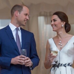 La duchesse Catherine de Cambridge, superbe dans une robe de la créatrice polonaise Gosia Baczynska, et le prince William étaient les invités d'honneur d'une réception dans l'orangerie du parc Lazienki à Varsovie le 17 juillet 2017, lors de leur visite officielle en Pologne.