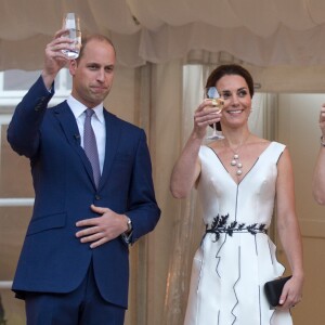 La duchesse Catherine de Cambridge, superbe dans une robe de la créatrice polonaise Gosia Baczynska, et le prince William étaient les invités d'honneur d'une réception dans l'orangerie du parc Lazienki à Varsovie le 17 juillet 2017, lors de leur visite officielle en Pologne.