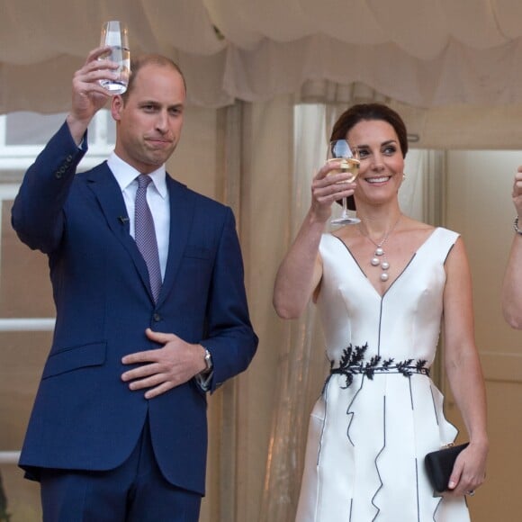 La duchesse Catherine de Cambridge, superbe dans une robe de la créatrice polonaise Gosia Baczynska, et le prince William étaient les invités d'honneur d'une réception dans l'orangerie du parc Lazienki à Varsovie le 17 juillet 2017, lors de leur visite officielle en Pologne.