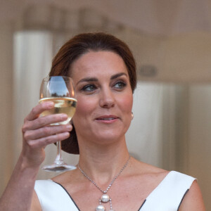 La duchesse Catherine de Cambridge, sublime dans une robe de la créatrice polonaise Gosia Baczynska, porte un toast à l'amitié britannico-polonaise. Kate et le prince William étaient les invités d'honneur d'une réception dans l'orangerie du parc Lazienki à Varsovie le 17 juillet 2017, lors de leur visite officielle en Pologne.