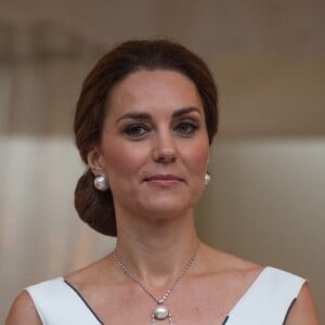 La duchesse Catherine de Cambridge, sublime dans une robe de la créatrice polonaise Gosia Baczynska, et le prince William étaient les invités d'honneur d'une réception dans l'orangerie du parc Lazienki à Varsovie le 17 juillet 2017, lors de leur visite officielle en Pologne.