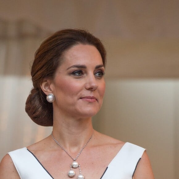 La duchesse Catherine de Cambridge, sublime dans une robe de la créatrice polonaise Gosia Baczynska, et le prince William étaient les invités d'honneur d'une réception dans l'orangerie du parc Lazienki à Varsovie le 17 juillet 2017, lors de leur visite officielle en Pologne.