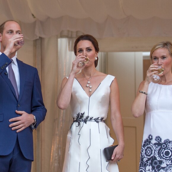 La duchesse Catherine de Cambridge, superbe dans une robe de la créatrice polonaise Gosia Baczynska, et le prince William étaient les invités d'honneur d'une réception dans l'orangerie du parc Lazienki à Varsovie le 17 juillet 2017, lors de leur visite officielle en Pologne.