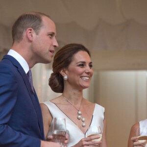 La duchesse Catherine de Cambridge, superbe dans une robe de la créatrice polonaise Gosia Baczynska, et le prince William étaient les invités d'honneur d'une réception dans l'orangerie du parc Lazienki à Varsovie le 17 juillet 2017, lors de leur visite officielle en Pologne.