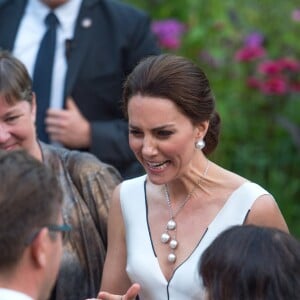 La duchesse Catherine de Cambridge, sublime dans une robe de la créatrice polonaise Gosia Baczynska, et le prince William étaient les invités d'honneur d'une réception dans l'orangerie du parc Lazienki à Varsovie le 17 juillet 2017, lors de leur visite officielle en Pologne.