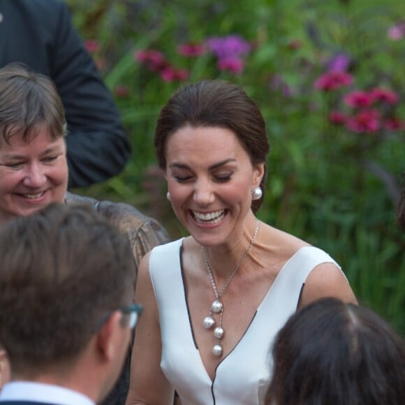 La duchesse Catherine de Cambridge, sublime dans une robe de la créatrice polonaise Gosia Baczynska, et le prince William étaient les invités d'honneur d'une réception dans l'orangerie du parc Lazienki à Varsovie le 17 juillet 2017, lors de leur visite officielle en Pologne.