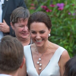 La duchesse Catherine de Cambridge, sublime dans une robe de la créatrice polonaise Gosia Baczynska, et le prince William étaient les invités d'honneur d'une réception dans l'orangerie du parc Lazienki à Varsovie le 17 juillet 2017, lors de leur visite officielle en Pologne.