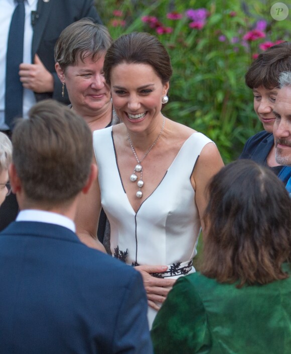 La duchesse Catherine de Cambridge, sublime dans une robe de la créatrice polonaise Gosia Baczynska, et le prince William étaient les invités d'honneur d'une réception dans l'orangerie du parc Lazienki à Varsovie le 17 juillet 2017, lors de leur visite officielle en Pologne.
