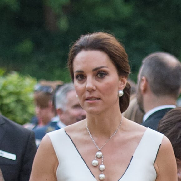 La duchesse Catherine de Cambridge, sublime dans une robe de la créatrice polonaise Gosia Baczynska, et le prince William étaient les invités d'honneur d'une réception dans l'orangerie du parc Lazienki à Varsovie le 17 juillet 2017, lors de leur visite officielle en Pologne.