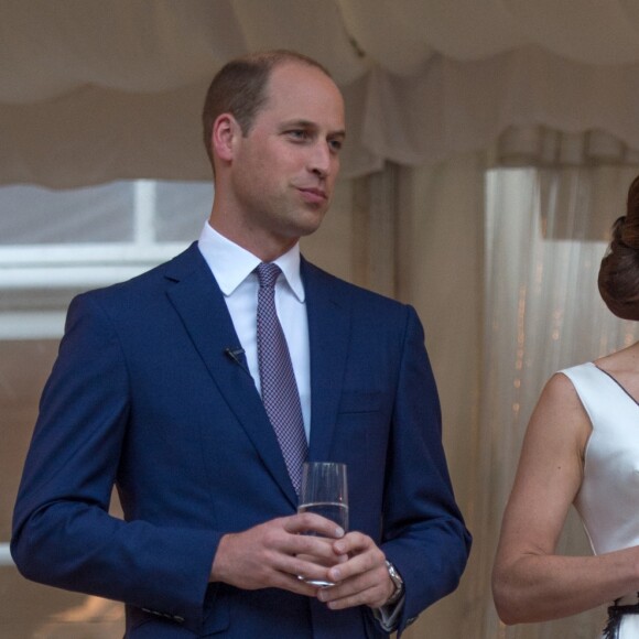 La duchesse Catherine de Cambridge, superbe dans une robe de la créatrice polonaise Gosia Baczynska, et le prince William étaient les invités d'honneur d'une réception dans l'orangerie du parc Lazienki à Varsovie le 17 juillet 2017, lors de leur visite officielle en Pologne.