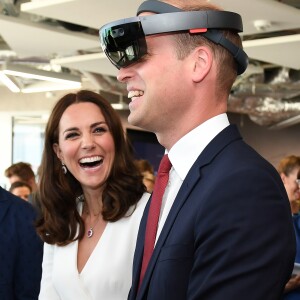 Le prince William et Kate Middleton visitaient un incubateur de start-up à l'immeuble d'affaires The Spire et ont pu s'essayer à la réalité virtuelle, le 17 juillet 2017 à Varsovie lors de leur visite officielle en Pologne.