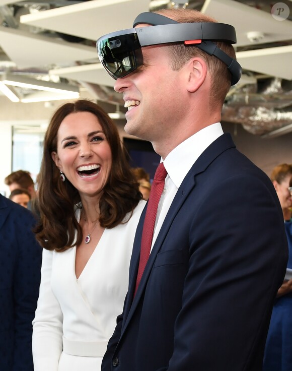 Le prince William et Kate Middleton visitaient un incubateur de start-up à l'immeuble d'affaires The Spire et ont pu s'essayer à la réalité virtuelle, le 17 juillet 2017 à Varsovie lors de leur visite officielle en Pologne.